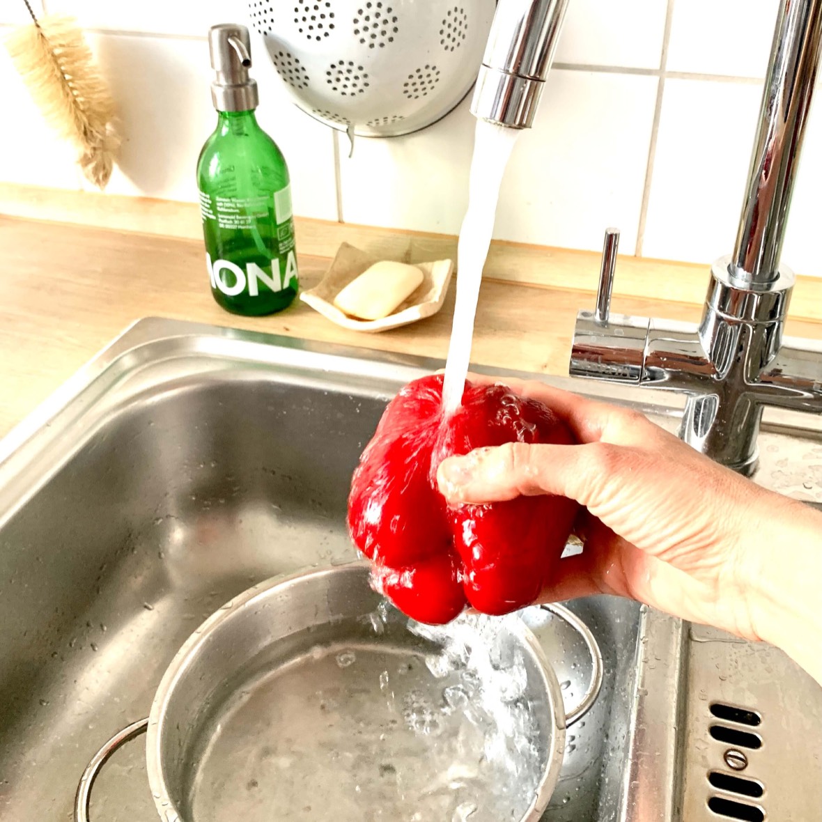 Wasser auffangen in einem Topf