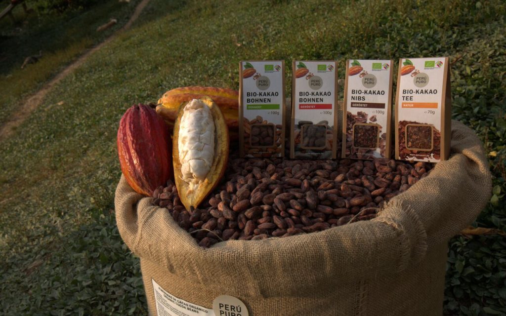 Kakaosack-mit-Produkten-PERU_430